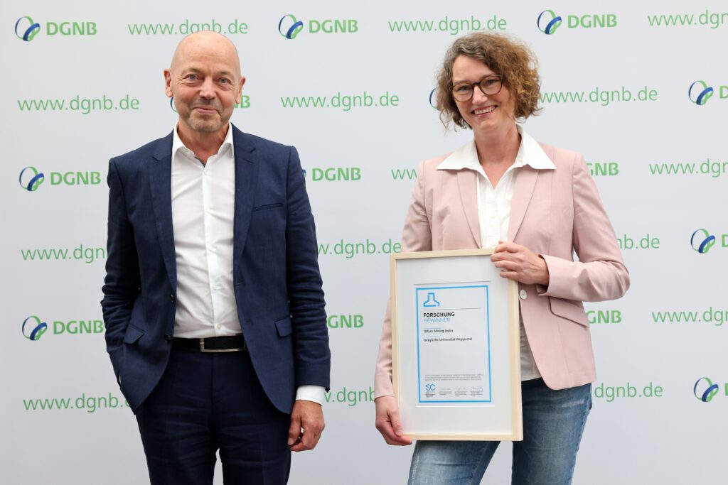 re!source Gründungs- und Vorstandsmitglieder Dr. Anja Rosen und Prof. Annette Hillebrandt gewinnen die DGNB Sustainability Challenge